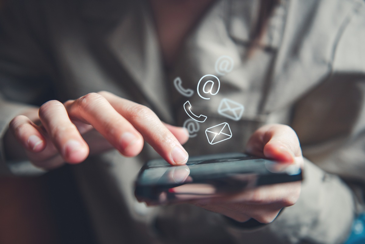 imagine cu rol decoratic pentru sectiunea de contact cu o mana de femeie ce tine un dispozitiv care prezinta imagini cu referinta catre contact